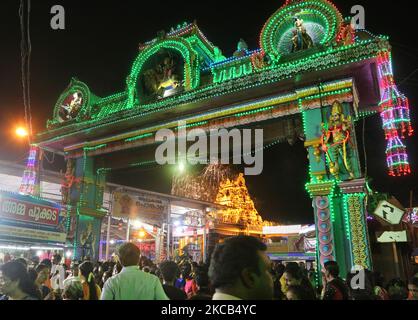 Des milliers de dévotés hindous se sont réunis au Temple de la Bhagavathy Attukal pour offrir des prières du soir pendant le festival Attukal Pongala Mahotsavam dans la ville de Thiruvananthapuram (Trivandrum), Kerala, en Inde, sur 19 février 2019. Le festival Attukal Pongala Mahotsavam est célébré chaque année par des millions de femmes hindoues. Au cours de ce festival, les femmes préparent Pongala (riz cuisiné avec des jaggery, ghee, noix de coco ainsi que d'autres ingrédients) à l'ouverture dans de petits pots pour plaire à la déesse Attukal Devi (populairement connue sous le nom d'Attukal Amma) qui est censée accomplir les souhaits de ses dévotés et fournir la prospérité. Banque D'Images