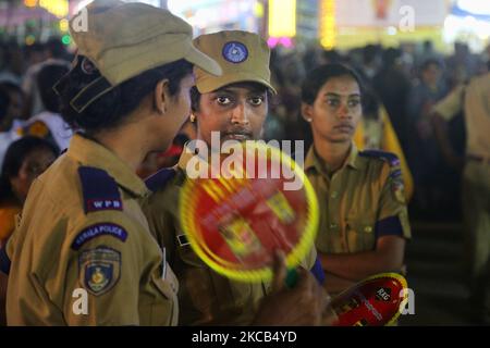 Des officiers de police féminins observent des milliers de dévotés hindous qui se rendent au temple de Bhagavathy Attukal alors qu'ils célèbrent le festival Attukal Pongala Mahotsavam dans la ville de Thiruvananthapuram (Trivandrum), Kerala, en Inde, sur 19 février 2019. Le festival Attukal Pongala Mahotsavam est célébré chaque année par des millions de femmes hindoues. Au cours de ce festival, les femmes préparent le Pongala (riz cuisiné avec des jaggery, du ghee, de la noix de coco ainsi que d'autres ingrédients) à l'ouverture dans de petits pots pour plaire à la déesse Kannaki. Pongala (qui signifie littéralement bouillir plus) est une offrande ritualiste d'un plat sucré, con Banque D'Images