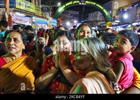 Des milliers de dévotés hindous se sont réunis au Temple de la Bhagavathy Attukal pour offrir des prières du soir pendant le festival Attukal Pongala Mahotsavam dans la ville de Thiruvananthapuram (Trivandrum), Kerala, en Inde, sur 19 février 2019. Le festival Attukal Pongala Mahotsavam est célébré chaque année par des millions de femmes hindoues. Au cours de ce festival, les femmes préparent Pongala (riz cuisiné avec des jaggery, ghee, noix de coco ainsi que d'autres ingrédients) à l'ouverture dans de petits pots pour plaire à la déesse Attukal Devi (populairement connue sous le nom d'Attukal Amma) qui est censée accomplir les souhaits de ses dévotés et fournir la prospérité. Banque D'Images