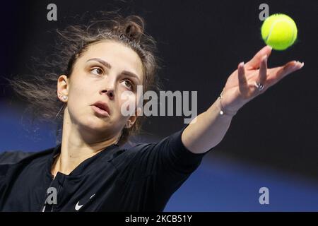 Jaqueline Cristian de Roumanie sert le ballon lors de son WTA Saint-Pétersbourg Ladies Trophée 2021 tournoi de tennis quart de finale contre Svetlana Kuznetsova de Russie sur 19 mars 2021 à Sibur Arena à Saint-Pétersbourg, Russie. (Photo de Mike Kireev/NurPhoto) Banque D'Images