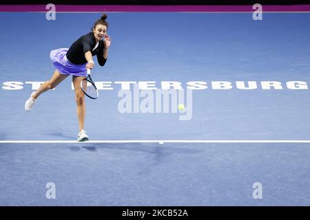 Jaqueline Cristian de Roumanie sert le ballon lors de son WTA Saint-Pétersbourg Ladies Trophée 2021 tournoi de tennis quart de finale contre Svetlana Kuznetsova de Russie sur 19 mars 2021 à Sibur Arena à Saint-Pétersbourg, Russie. (Photo de Mike Kireev/NurPhoto) Banque D'Images