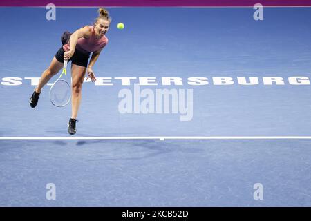 Svetlana Kuznetsova de Russie sert le ballon lors de son WTA Saint-Pétersbourg Trophée des dames 2021 tournoi de tennis quart-finale contre Jaqueline Cristian de Roumanie sur 19 mars 2021 à Sibur Arena à Saint-Pétersbourg, Russie. (Photo de Mike Kireev/NurPhoto) Banque D'Images