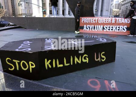 Les membres du LGBTQ se réunissent à Foley Square pour sensibiliser les gens aux diverses questions qui touchent leur communauté, y compris les déportations, la violence et la discrimination à 19 mars 2021, dans la ville de New York, aux États-Unis. Les manifestants demandent la réforme de l'Immigration, de l'application des douanes (ICE) et offrent une protection aux demandeurs d'asile. (Photo de John Lamparski/NurPhoto) Banque D'Images