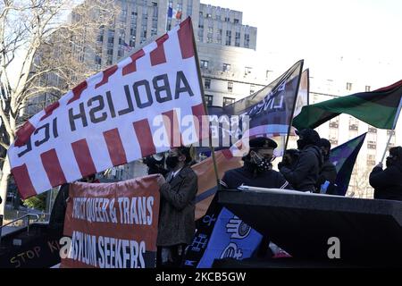 Les membres du LGBTQ se réunissent à Foley Square pour sensibiliser les gens aux diverses questions qui touchent leur communauté, y compris les déportations, la violence et la discrimination à 19 mars 2021, dans la ville de New York, aux États-Unis. Les manifestants demandent la réforme de l'Immigration, de l'application des douanes (ICE) et offrent une protection aux demandeurs d'asile. (Photo de John Lamparski/NurPhoto) Banque D'Images