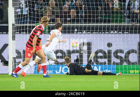 Borussia Monchengladbach, Allemagne. 04th novembre 2022. Jonas HOFMANN (MG) marque le but du faire 1:0, contre le goalwart Florian MUELLER (Muller) (S), action, football 1st Bundesliga, 13th jour de match, Borussia Monchengladbach (MG) - VfB Stuttgart (S), le 04,11. 2022 à Borussia Monchengladbach/Allemagne. #La réglementation DFL interdit toute utilisation de photographies comme séquences d'images et/ou quasi-vidéo # crédit: dpa/Alamy Live News crédit: dpa Picture Alliance/Alamy Live News Banque D'Images