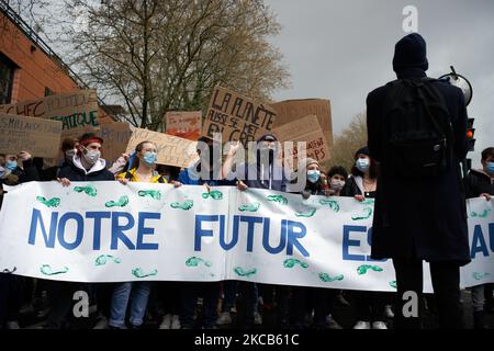 Suite à l'appel de Greta Thunberg pour une grève des écoles du monde et des « vendredis pour l'avenir », les élèves et les étudiants ont protesté aujourd'hui sous la devise « Trike pour l'avenir ». Ils sont descendus dans les rues de Toulouse pour dénoncer l'inaction des gouvernements face à la crise climatique et dénoncent également le manque d'action contre la crise environnementale. Certains manifestants sont en colère contre le gouvernement français car le président Fench Macron ne tient pas sa parole au sujet de la « Convention des citoyens sur le climat » : il a déclaré que toutes leurs propositions seraient transmises au Parlement sans « filtres » et ce n'était pas le c Banque D'Images