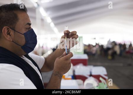 Vaccination à Ciudad Nezahualcoyotl contre le COVID-19 avec le vaccin Sinovac, dans le cadre du plan d'application de doses gratuites pour les adultes de plus de 60 ans dans l'État de Mexico, Mexique, on 19 mars 2021. (Photo par Cristian Leyva/NurPhoto) Banque D'Images