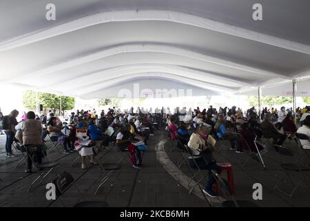 Vaccination à Ciudad Nezahualcoyotl contre le COVID-19 avec le vaccin Sinovac, dans le cadre du plan d'application de doses gratuites pour les adultes de plus de 60 ans dans l'État de Mexico, Mexique, on 19 mars 2021. (Photo par Cristian Leyva/NurPhoto) Banque D'Images