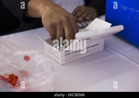 Vaccination à Ciudad Nezahualcoyotl contre le COVID-19 avec le vaccin Sinovac, dans le cadre du plan d'application de doses gratuites pour les adultes de plus de 60 ans dans l'État de Mexico, Mexique, on 19 mars 2021. (Photo par Cristian Leyva/NurPhoto) Banque D'Images