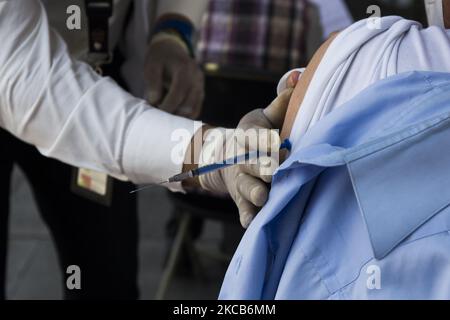 Vaccination à Ciudad Nezahualcoyotl contre le COVID-19 avec le vaccin Sinovac, dans le cadre du plan d'application de doses gratuites pour les adultes de plus de 60 ans dans l'État de Mexico, Mexique, on 19 mars 2021. (Photo par Cristian Leyva/NurPhoto) Banque D'Images