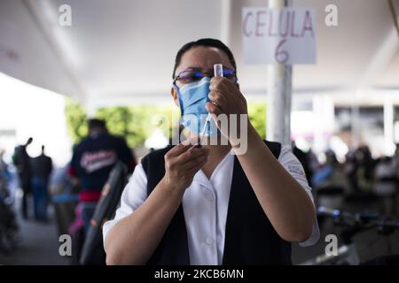 Vaccination à Ciudad Nezahualcoyotl contre le COVID-19 avec le vaccin Sinovac, dans le cadre du plan d'application de doses gratuites pour les adultes de plus de 60 ans dans l'État de Mexico, Mexique, on 19 mars 2021. (Photo par Cristian Leyva/NurPhoto) Banque D'Images