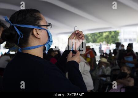 Vaccination à Ciudad Nezahualcoyotl contre le COVID-19 avec le vaccin Sinovac, dans le cadre du plan d'application de doses gratuites pour les adultes de plus de 60 ans dans l'État de Mexico, Mexique, on 19 mars 2021. (Photo par Cristian Leyva/NurPhoto) Banque D'Images