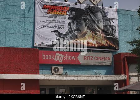 Poster du film Mumbai Saga avec John Abraham, Emraan Hashmi, Suniel Shetty est collé à l'extérieur d'un cinéma dans le Vieux Delhi, Inde, le 20 mars 2021 (photo de Nasir Kachroo/NurPhoto) Banque D'Images