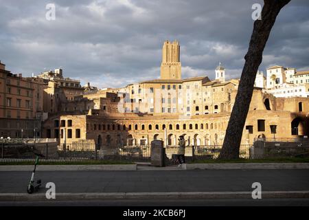 Vue sur Fori Imperiali au milieu de la zone rouge à Rome, Italie sur 20 mars 2021. A partir du 15th mars 2021, plusieurs régions italiennes sont dans une zone dite rouge. La région du Latium, où se trouve Rome, en est l'une. Les gens ne sont pas autorisés à quitter leur maison pour des raisons de loisirs afin de contenir la propagation de Covid-19. Cette mesure est un ajout au verrouillage de nuit qui va de 10pm à 5am. Aujourd'hui, 20th mars 2021, en Italie, les cas Covid-19 sont de 23832 avec 401 décès, Rome, 20th mars 2021 (photo de Francesco Boscarol/NurPhoto) Banque D'Images