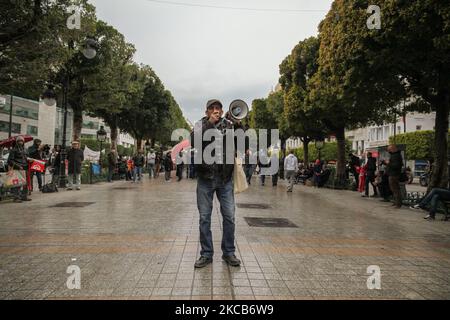 Un manifestant crie des slogans dans un mégaphone lors d'une manifestation organisée à l'occasion du 65th anniversaire de la Journée de l'indépendance tunisienne, sur l'avenue Habib Bourguiba, dans la capitale Tunis, en Tunisie, sur 20 mars 2021, De demander la dissolution du Parlement tunisien et de soutenir le Président de la Tunisie. (Photo de Chedly Ben Ibrahim/NurPhoto) Banque D'Images