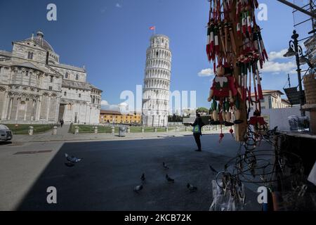 Une boutique de souvenirs sans touristes sur la place Miracle à Pise, en Italie, sur 29 mars 2021. Officiellement connue sous le nom de Piazza del Duomo, la place entière déclarée site du patrimoine mondial de l'UNESCO est formée par quatre grands édifices religieux : la cathédrale de Pise, le Baptistère de Pise, le Campanile et le Camposanto Monumentale (cimetière monumental). La place miracle voit l'absence de touristes en raison de la pandémie de Covid-19 comme une chance de faire quelques travaux importants de restauration. L'activité principale va voir une grande restauration du toit du Baptistère. (Photo par Enrico Mattia Del Punta/NurPhoto) Banque D'Images