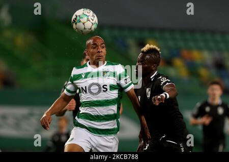 Joao Mario de Sporting CP (L) vit avec Falaye Sacko de Vitoria SC pendant le match de football de la Ligue portugaise entre Sporting CP et Vitoria SC au stade José Alvalade à Lisbonne, Portugal sur 20 mars 2021. (Photo par Pedro Fiúza/NurPhoto) Banque D'Images