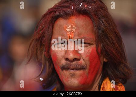 Un portrait de dévot avec les couleurs après avoir érétif bambou connu sous le nom de Chir avec les bandes de tissu vibrantes, qui représentent les charmes de bonne chance, le premier jour de la célébration Holi, les festivals de couleurs à la place Basantapur Durbar à Katmandou, Népal dimanche, 21 mars 2021. Les gens célèbrent Holi dans tout le Népal ainsi qu'en Inde. (Photo de Narayan Maharajan/NurPhoto) Banque D'Images