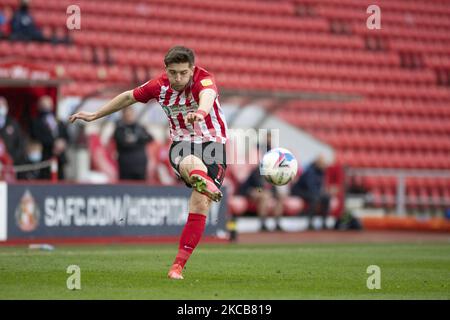 Lynden Gooch, de Sunderland, traverse la balle depuis la droite lors du match de la Sky Bet League 1 entre Sunderland et Lincoln City au stade de Light, Sunderland, le samedi 20th mars 2021. (Photo de Trevor Wilkinson/MI News/NurPhoto) Banque D'Images