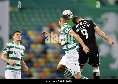 Zouhair Feddal et Bruno Duarte contestent la balle dans l'air pendant le match pour Liga nos entre Sporting CP et Vitoria SC, à Estadio Alvalade, Lisboa, Portugal, 20, Mars 2021. Tous les joueurs avaient le nom substitué à no ao racismo (non au racisme) en raison de la campagne de Liga nos contre le racisme dans le football (photo par João Rico/NurPhoto) Banque D'Images