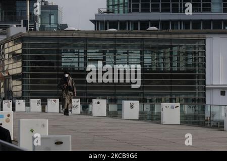 Une personne seule avec son masque facial sur les promenades à travers le pont Medienhafen au-dessus du Rhin à Düsseldorf, Allemagne, 18 mars 2021. (Photo par Sergii Kharchenko/NurPhoto) Banque D'Images