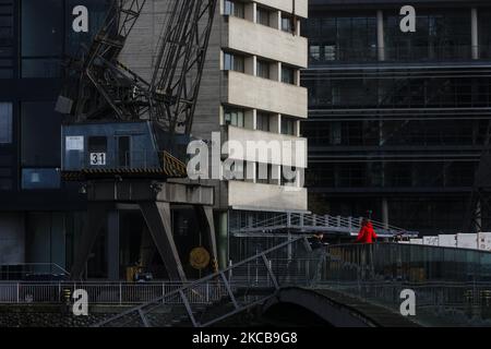 Les enfants jouent au pont Medienhafen, au-dessus du Rhin, à Düsseldorf, en Allemagne, au 18 mars 2021. (Photo par Sergii Kharchenko/NurPhoto) Banque D'Images