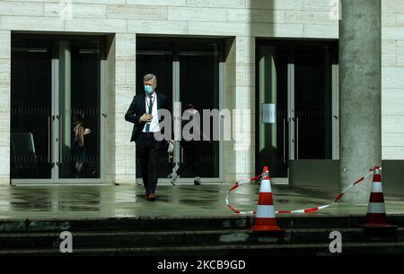 Les gens avec leur masque facial marchent dans la rue à Berlin, Allemagne, 19 mars 2021. (Photo par Sergii Kharchenko/NurPhoto) Banque D'Images