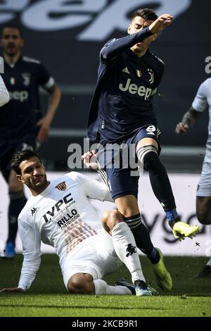 Le défenseur Benevento Alessandro Tuia (13) s'attaque à l'avant de Juventus Alvaro Morata (9) lors du match de football de la série A n.28 JUVENTUS - BENEVENTO sur 21 mars 2021 au stade Allianz à Turin, Piémont, Italie. Résultat final: Juventus-Benevento 0-1. (Photo de Matteo Bottanelli/NurPhoto) Banque D'Images