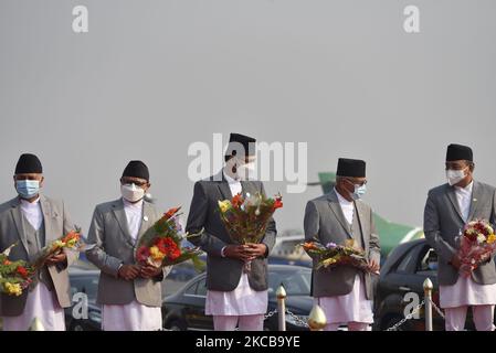 (G-D) Vice-Premier ministre Ishwar Pokharel, Président de l'Assemblée nationale Ganesh Prasad Timalsina, Président Agni Sapkota, Premier ministre KP Sharma Oli et Vice-président Nanda Bahadur Pun, ainsi que le masque facial et le bouquet floral arrivent au président Bidya Devi Bhandari pour une visite officielle de deux jours au Bangladesh lundi, 22 mars, 2021 sur invitation de son homologue bangladais, Mohammad Abdul Hamid, à assister à la célébration du centenaire de la naissance de Bangabandhu Sheikh Mujibur Rahman, le père de la Nation du Bangladesh. (Photo de Narayan Maharajan/NurPhoto) Banque D'Images