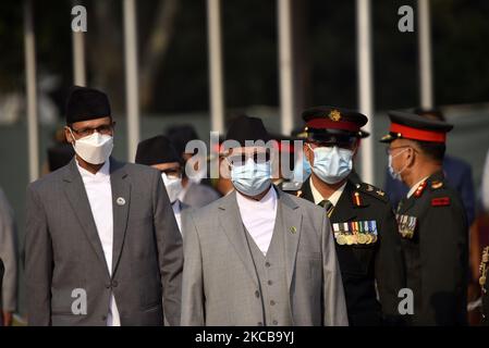 Le Premier ministre KP Sharma Oli (R), le Président Agni Sapkota (L) et son masque arrivent au départ le président Bidya Devi Bhandari pour une visite officielle de deux jours au Bangladesh, lundi, 22 mars, 2021 sur invitation de son homologue bangladais, Mohammad Abdul Hamid, à assister à la célébration du centenaire de la naissance de Bangabandhu Sheikh Mujibur Rahman, le père de la Nation du Bangladesh. (Photo de Narayan Maharajan/NurPhoto) Banque D'Images