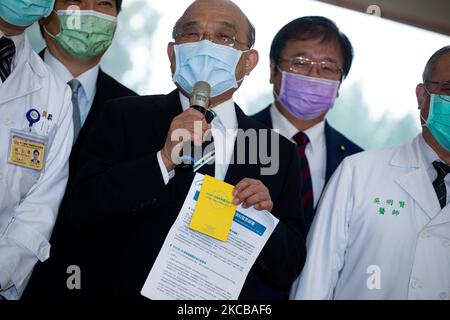 Le premier ministre de Taïwan, su Tseng-chang, prend la parole lors d’une conférence de presse après avoir reçu la première injection du vaccin AstraZeneca à l’hôpital universitaire national de Taïwan à Taipei, à Taiwan (22 mars 2021). (Photo par Annabelle Chih/NurPhoto) Banque D'Images