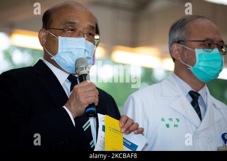 Le premier ministre de Taïwan, su Tseng-chang, prend la parole lors d’une conférence de presse après avoir reçu la première injection du vaccin AstraZeneca à l’hôpital universitaire national de Taïwan à Taipei, à Taiwan (22 mars 2021). (Photo par Annabelle Chih/NurPhoto) Banque D'Images