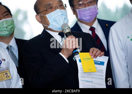 Le premier ministre de Taïwan, su Tseng-chang, prend la parole lors d’une conférence de presse après avoir reçu la première injection du vaccin AstraZeneca à l’hôpital universitaire national de Taïwan à Taipei, à Taiwan (22 mars 2021). (Photo par Annabelle Chih/NurPhoto) Banque D'Images