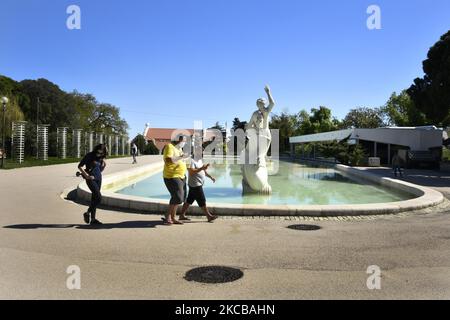 Les gens profitent de la saison printanière pour faire des activités de plein air au parc Eduardo VII, à Lisbonne. 21 mars 2021. Le bulletin épidémiologique de la Direction générale de la santé (DG) enregistre 450 nouveaux cas de COVID-19, ainsi que le plus faible nombre de décès enregistrés au Portugal à ce jour le samedi, 20 mars, avec 6 morts. (Photo par Jorge Mantilla/NurPhoto) Banque D'Images