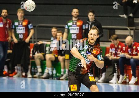 Christian O'Sullivan de SC Magdeburg contrôle le ballon pendant le match DE HANDBALL-Bundesliga DE LIQUI MOLY entre SC Magdeburg et Fuechse Berlin au GETEC-Arena sur 21 mars 2021 à Magdebourg, en Allemagne. (Photo de Peter Niedung/NurPhoto) Banque D'Images