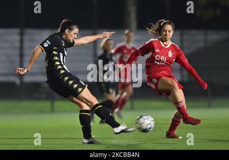 Noemie Fourdin (11) de Charleroi photographié avec Laura Miller (9) de Standard lors d'un match de football féminin entre Sporting Charleroi et Standard Femina de Liège le jour d'allumette 10th de la saison 2022 - 2023 de la Super League belge Lotto Womens , vendredi 4 novembre 2022 à Marcinelle , Belgique . PHOTO SPORTPIX | DAVID CATRY Banque D'Images