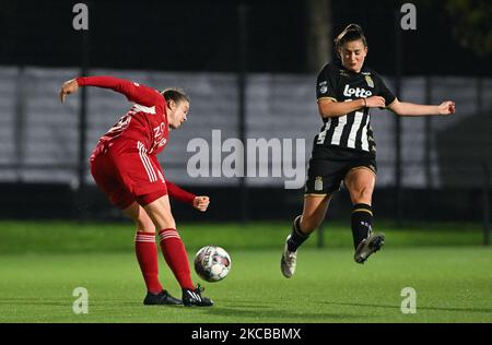 Hanne Merkelbach (25) de Standard photographié avec la Noemie Fourdin défendue (11) de Charleroi lors d'un match de football féminin entre Sporting Charleroi et Standard Femina de Liège le jour d'allumette 10th de la saison 2022 - 2023 de la Super League belge Lotto Womens , vendredi 4 novembre 2022 à Marcinelle , Belgique . PHOTO SPORTPIX | DAVID CATRY Banque D'Images