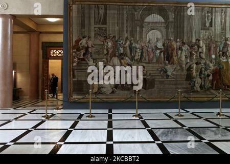 (USAGE ÉDITORIAL SEULEMENT) la tapisserie ''l'école d'Athènes'' à l'intérieur du Parlement grec, à Athènes, sur 22 mars 2021. Le Parlement français a prêté au Parlement grec la rare tapisserie représentant ''l'école d'Athènes'', copie d'une fresque datant de 18th ans du peintre italien de la Renaissance Raphaël. Le prêt est un geste de commémoration du bicentenaire de la guerre d'indépendance grecque. (Photo de Panayotis Tzamaros/NurPhoto) Banque D'Images