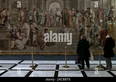 (USAGE ÉDITORIAL SEULEMENT) la tapisserie ''l'école d'Athènes'' à l'intérieur du Parlement grec, à Athènes, sur 22 mars 2021. Le Parlement français a prêté au Parlement grec la rare tapisserie représentant ''l'école d'Athènes'', copie d'une fresque datant de 18th ans du peintre italien de la Renaissance Raphaël. Le prêt est un geste de commémoration du bicentenaire de la guerre d'indépendance grecque. (Photo de Panayotis Tzamaros/NurPhoto) Banque D'Images