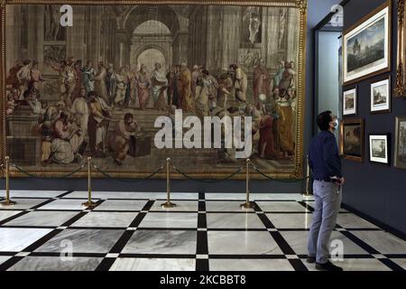 (USAGE ÉDITORIAL SEULEMENT) la tapisserie ''l'école d'Athènes'' à l'intérieur du Parlement grec, à Athènes, sur 22 mars 2021. Le Parlement français a prêté au Parlement grec la rare tapisserie représentant ''l'école d'Athènes'', copie d'une fresque datant de 18th ans du peintre italien de la Renaissance Raphaël. Le prêt est un geste de commémoration du bicentenaire de la guerre d'indépendance grecque. (Photo de Panayotis Tzamaros/NurPhoto) Banque D'Images