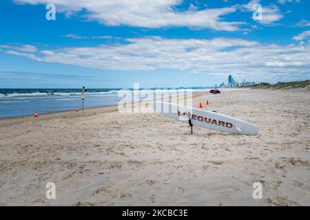 Surf et scooter des mers sur la plage de la Spit Gold Coast Banque D'Images