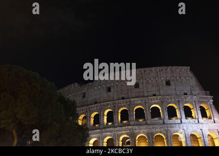 Détails du Colisée la nuit pendant le verrouillage de nuit à Rome, Italie sur 22 mars 2021. A partir du 15th mars 2021, plusieurs régions italiennes sont dans une zone dite rouge. La région du Latium, où se trouve Rome, en est l'une. Les gens ne sont pas autorisés à quitter leur maison pour des raisons de loisirs afin de contenir la propagation de Covid-19. Cette mesure est un ajout au verrouillage de nuit qui va de 10pm à 5am. Hier, 21th mars 2021, en Italie, les cas de Covid-19 avaient été de 20159, avec 300 décès, Rome, 22th mars 2021 (photo de Francesco Boscarol/NurPhoto) Banque D'Images