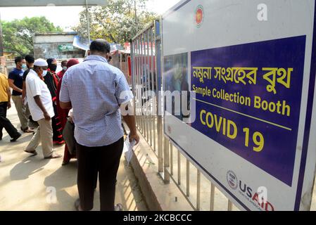 Les résidents attendent devant le stand de collecte des échantillons pour se faire tester pour le coronavirus COVID-19 au Shaheed Suhrawardy Medical College & Hospital de Dhaka, au Bangladesh, sur 23 mars 2021. (Photo par Mamunur Rashid/NurPhoto) Banque D'Images