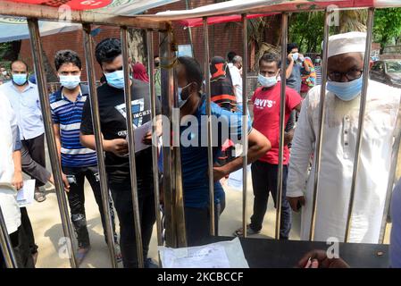 Les résidents attendent devant le stand de collecte des échantillons pour se faire tester pour le coronavirus COVID-19 au Shaheed Suhrawardy Medical College & Hospital de Dhaka, au Bangladesh, sur 23 mars 2021. (Photo par Mamunur Rashid/NurPhoto) Banque D'Images