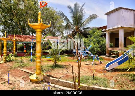 Petit terrain de jeu à l'extérieur du temple Keerimalai Kassi Wissanathar à Keerimalai, Jaffna, Sri Lanka. (Photo de Creative Touch Imaging Ltd./NurPhoto) Banque D'Images