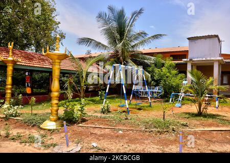 Petit terrain de jeu à l'extérieur du temple Keerimalai Kassi Wissanathar à Keerimalai, Jaffna, Sri Lanka. (Photo de Creative Touch Imaging Ltd./NurPhoto) Banque D'Images