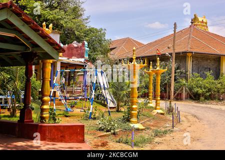 Petit terrain de jeu à l'extérieur du temple Keerimalai Kassi Wissanathar à Keerimalai, Jaffna, Sri Lanka. (Photo de Creative Touch Imaging Ltd./NurPhoto) Banque D'Images
