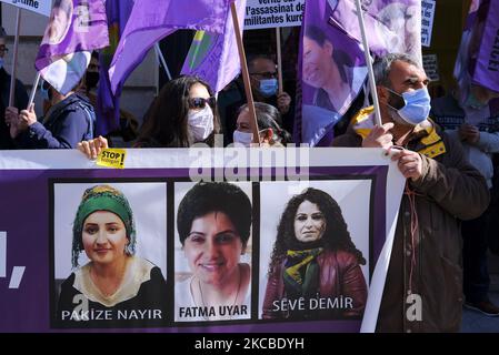 Des gens participent à une manifestation pour trois militants kurdes tués à Paris, en France, sur 24 mars 2021. Après la confession d'Ismail Hakk? Pekin, ancien chef du département des renseignements généraux de l'armée turque, concernant la mort d'activistes kurdes à Paris, Le Conseil démocratique kurde de France s'est réuni près du ministère de la Justice pour demander aux autorités françaises de déclassifier les informations détenues par les services de renseignement concernant l'assassinat à Paris, sur 9 janvier 2013, des militants Sakine Cansiz, Fidan Dogan et Leyla Saylemez. (Photo de Vincent Koebel/NurPh Banque D'Images