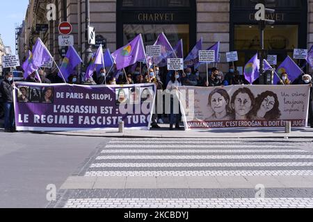 Des gens participent à une manifestation pour trois militants kurdes tués à Paris, en France, sur 24 mars 2021. Après la confession d'Ismail Hakk? Pekin, ancien chef du département des renseignements généraux de l'armée turque, concernant la mort d'activistes kurdes à Paris, Le Conseil démocratique kurde de France s'est réuni près du ministère de la Justice pour demander aux autorités françaises de déclassifier les informations détenues par les services de renseignement concernant l'assassinat à Paris, sur 9 janvier 2013, des militants Sakine Cansiz, Fidan Dogan et Leyla Saylemez. (Photo de Vincent Koebel/NurPh Banque D'Images