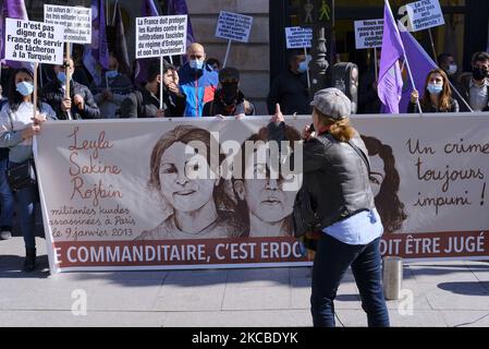 Des gens participent à une manifestation pour trois militants kurdes tués à Paris, en France, sur 24 mars 2021. Après la confession d'Ismail Hakk? Pekin, ancien chef du département des renseignements généraux de l'armée turque, concernant la mort d'activistes kurdes à Paris, Le Conseil démocratique kurde de France s'est réuni près du ministère de la Justice pour demander aux autorités françaises de déclassifier les informations détenues par les services de renseignement concernant l'assassinat à Paris, sur 9 janvier 2013, des militants Sakine Cansiz, Fidan Dogan et Leyla Saylemez. (Photo de Vincent Koebel/NurPh Banque D'Images